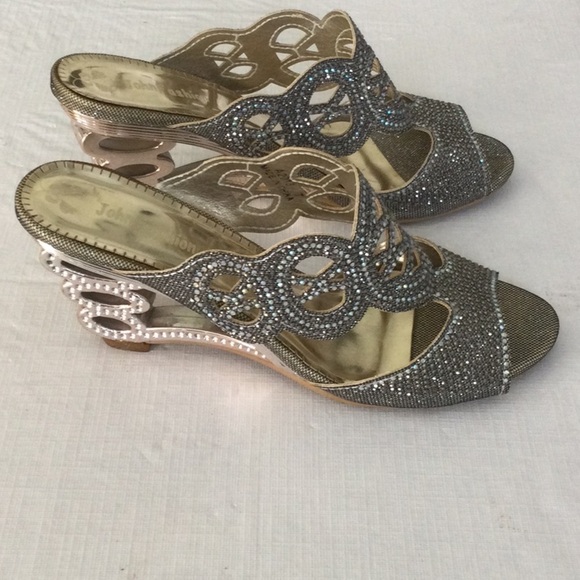 Elegant Silver Women's Sandals - Picture 3 of 7